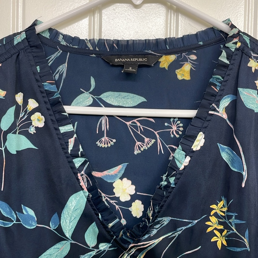 Banana Republic blouse

Navy and floral print

Vneck. Cap sleeve with ti… - Picture 2 of 7